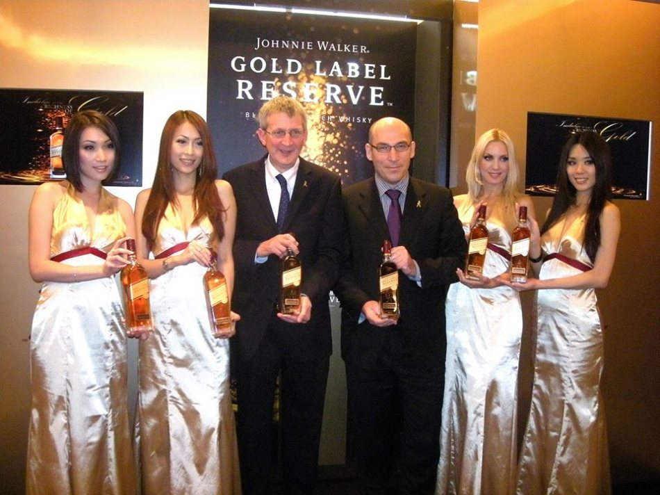 Master blender Jim Beveridge (L) and MD of Moet Hennessy Diageo Malaysia Frederic Noyere flanked by the beautiful models