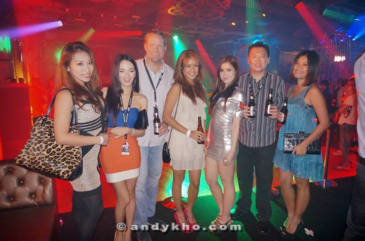 A pic with Henrik Andersen of Carlbserg Malaysia who remarked earlier during the night that “Asahi Super Dry, Japan’s No.1 premium beer around the world has put together this platform for electronic dance music enthusiasts to enjoy a night that ignites endless possibilities.  The Club Asahi concept was meant to bring unique themes and enigmatic experiences from the most dynamic and exciting metropolises around the world right into the heart of some of Malaysia’s hottest clubbing venues. This final event was a climax for the Club Asahi series in 2013 and an establishment of Asahi Super Dry’s accomplishments in such a short period of time.” 
