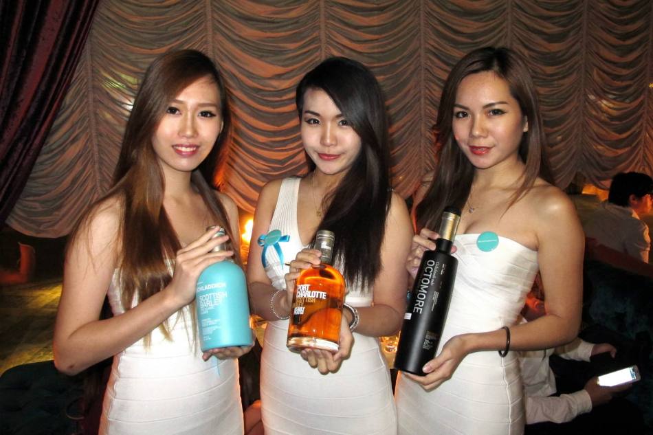 The girls holding the Bruichladdich The Classic Laddie, Port Charlotte and Octomore 6.1 (L-R)
